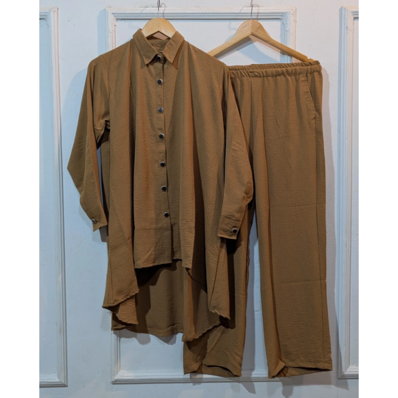 ⁦طقم ستاتي قطعتين قميص وبنطلون لون بيج⁩ - الصورة ⁦1⁩