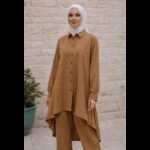 ⁦طقم ستاتي قطعتين قميص وبنطلون لون بيج⁩ - الصورة ⁦2⁩