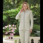 بجامة فرو نسائية بسحاب لون بيج