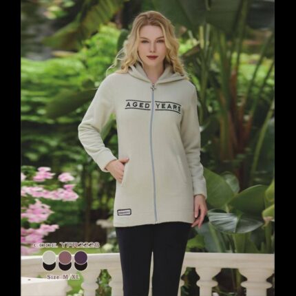 بجامة فرو نسائية بسحاب بتصميم كتابة Aged Years لون أخضر فستقي