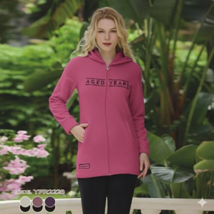 بجامة فرو نسائية بسحاب بتصميم كتابة Aged Years لون بنفسجي غامق