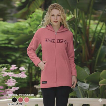 بجامة فرو نسائية بسحاب بتصميم كتابة Aged Years لون زهري