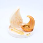 طقم مكون من اربع قطع شمعه ع شكل دكعه مع مبخره ع شكل هلال وملقط لون دهبي وصميه ديكور دائريه