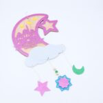 ⁦تعليقة خشب بتصميم هلال رمضان يجمعنا لون زهري طول 25 سم⁩ - الصورة ⁦2⁩