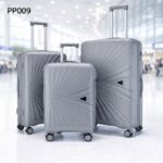 طقم شنط سفر 3 قطع بأحجام مختلفة لون رمادي فاتح