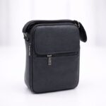 ⁦شنتة حقيبة كروس جلد 22×19سم لكلا الجنسين لون اسود⁩ - الصورة ⁦2⁩