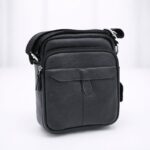 ⁦شنتة حقيبة كروس جلد 21×18.5سم لكلا الجنسين لون اسود⁩ - الصورة ⁦2⁩