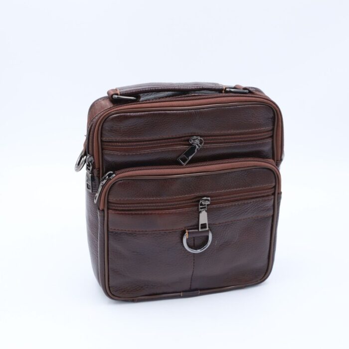 ⁦شنتة حقيبة كروس جلد 25×22 سم لكلا الجنسين لون بني⁩ - الصورة ⁦3⁩