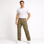 ⁦بنطلون رجالي بتصميم جيوب جانبية لون زيتي⁩ - الصورة ⁦2⁩