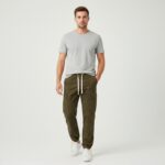 ⁦بنطلون رجالي بتصميم جيوب جانبية لون زيتي⁩ - الصورة ⁦2⁩