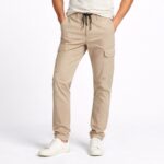 ⁦بنطلون رجالي قطن بتصميم جيوب جانبية لون بيج⁩ - الصورة ⁦2⁩