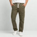 بنطلون رجالي قطن بتصميم جيوب جانبية لون زيتي