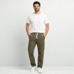 ⁦بنطلون رجالي قطن بتصميم جيوب جانبية لون زيتي⁩ - الصورة ⁦2⁩