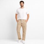 ⁦بنطلون رجالي قطن بتصميم جيوب جانبية لون بيج⁩ - الصورة ⁦2⁩
