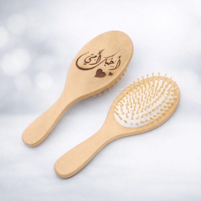 ⁦فرشاة شعر مدور خشب بتصميم احبك امي (قطعة واحدة)⁩ - الصورة ⁦5⁩